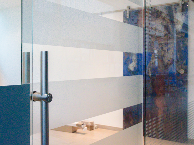 Glasschiebetüre in Glastrennwand integriert